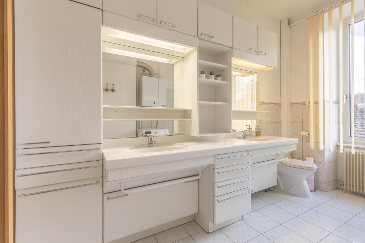 Travel Homes - The Wooden, Spacieux & Bon Quartier Apartment *